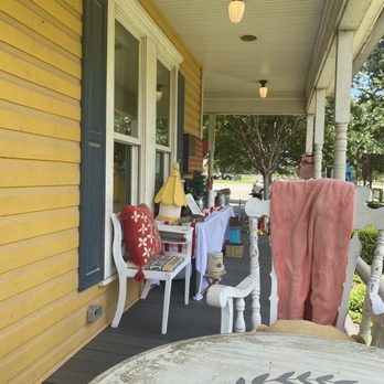 Farmhouse Coffee & Treasures - Exterior of the house - Coffee & Tea Near Me - Argyle, Texas