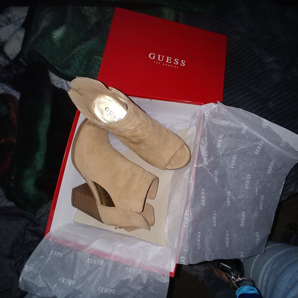 Guess Jeans - Upset of customer service returning - Department Stores Near Me - Camarillo, California Guess Jeans - Upset of customer service returning - Department Stores Near Me - Camarillo, California