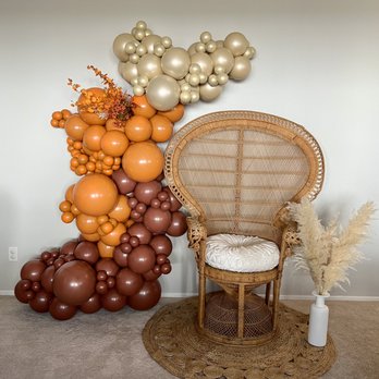Belle Balloons Boutique - Peacock chair, 16ft of balloons, rug, vase and pampas grass - Balloon Services Near Me