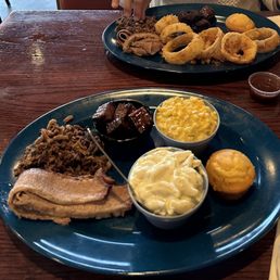 Brisket platter with jalapeño corn, Mac & cheese & cornbread muffin
