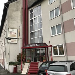 Kempe Komfort plus Hotel - Jo, im Internet romantisches Fachwerkhaus, vor Ort ein in die Jahre gekommenes Haus Baujahr 1995 mit Sanierungsstau.