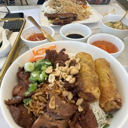 Grilled Pork & Egg Rolls Vermicelli (Bn Tht Nng Ch Gi) Grilled Pork & Egg Rolls Vermicelli (Bn Tht Nng Ch Gi)