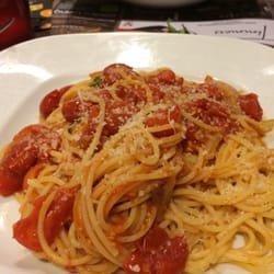 La Posta Trattoria - Na een verrukkelijke insalata caprese een hemelse pasta pomodoro. Lang geleden dat we nog zo een pure italiaanse keuken aten!