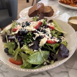 AM Social - Berry salad