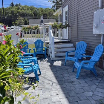 Dom’s Creamery - Cute front patio - Ice Cream & Frozen Yogurt Near Me - Avon, Connecticut