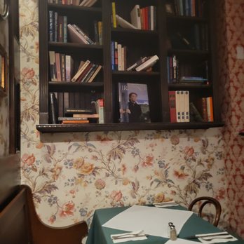 Niall's - a dining room with a table and bookshelf - Pubs Near Me - New York, New York Niall's - a dining room with a table and bookshelf - Pubs Near Me - New York, New York