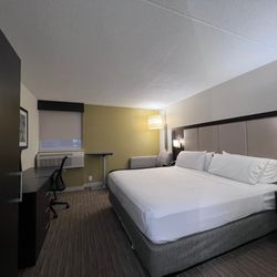 Holiday Inn Express Ramsey-Mahwah - King room with chaise lounge chair