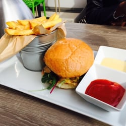 Weissglut Beef & Bar - The chili and cheese burger. Chili peppers