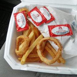 Leo's Burger - Cheeseburger basket...classic!