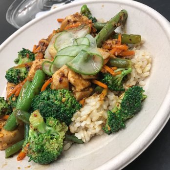honeygrow - Create your own stir fry: Chicken, broccoli, carrots, sesame garlic - Salad Near Me - Brooklyn, New York
