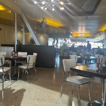 Bob's Big Boy Broiler - Dining area - American Near Me - Downey, California