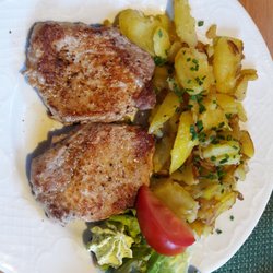 Kramerwirt - Schweinesteak mit Bratkartoffeln und Kräuterbutter