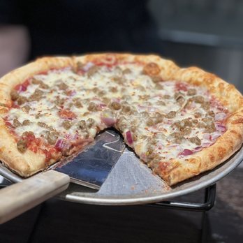 101 Crafthouse - Small pizza with garlic with extra onions and sausages. To die for!!!! - Pizza Near Me - Richmond, Virginia