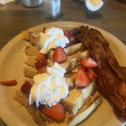 Strawberry French toast and crispy bacon Strawberry French toast and crispy bacon