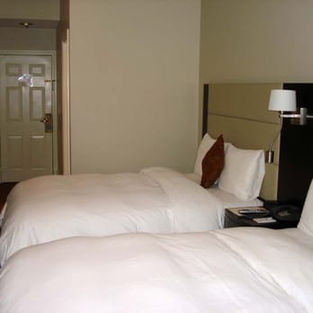 Newbury Guest House - Bay Window Double room, looking back toward hallway to door & bathroom - Hotels Near Me - Boston, Massachusetts