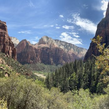 Emerald Pools - View along the way - Hiking Near Me - Zion National Park, Utah Emerald Pools - View along the way - Hiking Near Me - Zion National Park, Utah