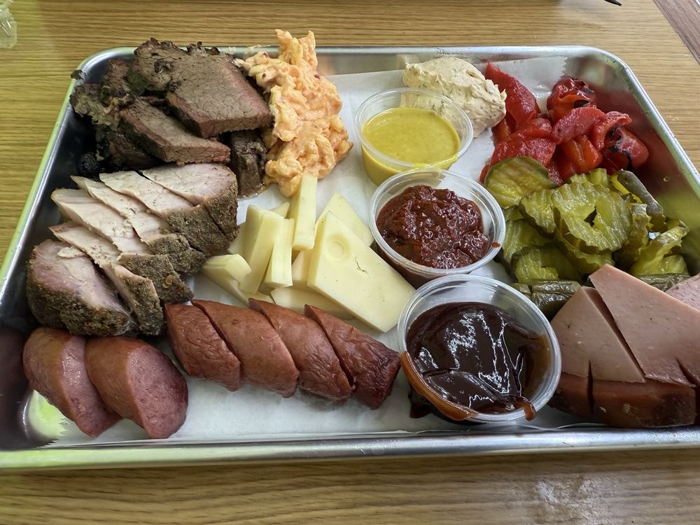 Round House Brisket Logo