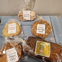 Cookies, bread and macaroons Cookies, bread and macaroons