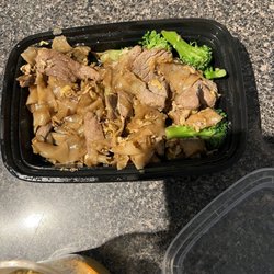 Galanga Thai Fusion - Gray and tough beef in the pad see ew