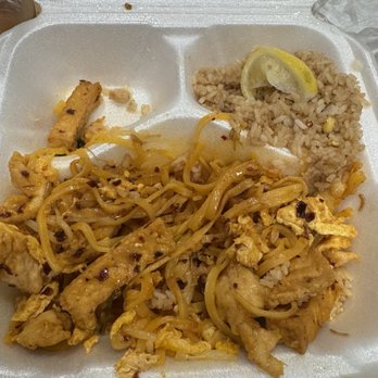 Formosa Garden - This is how the pad Thai is supposed to look!!!! - Sushi Bars Near Me - San Antonio, Texas