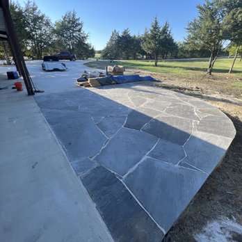 LW Landscaping - Gray Flagstone cap with Oklahoma Chopstone Border. - Lawn Services Near Me - Midlothian, Texas LW Landscaping - Gray Flagstone cap with Oklahoma Chopstone Border. - Lawn Services Near Me - Midlothian, Texas