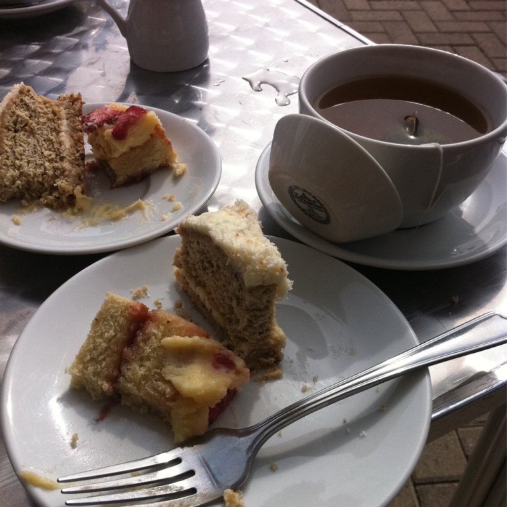 North Star Delicatessen - Shared cakes (Victoria sponge and coconut and banana cake) with Teapigs tea - Delis Near Me - Manchester, XGM