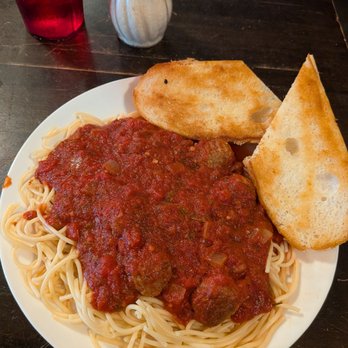 Skinners Pub & Eatery - Spaghetti with baguette - Pubs Near Me - Saint Paul, Minnesota Skinners Pub & Eatery - Spaghetti with baguette - Pubs Near Me - Saint Paul, Minnesota