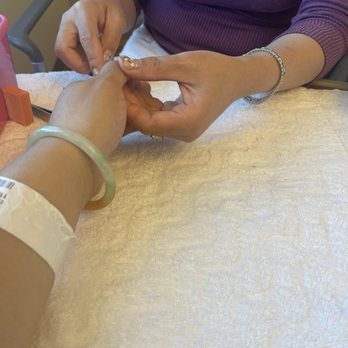 She She Mobile Nail Service - Utilizing the small space in hospital room - Nail Technicians Near Me She She Mobile Nail Service - Utilizing the small space in hospital room - Nail Technicians Near Me