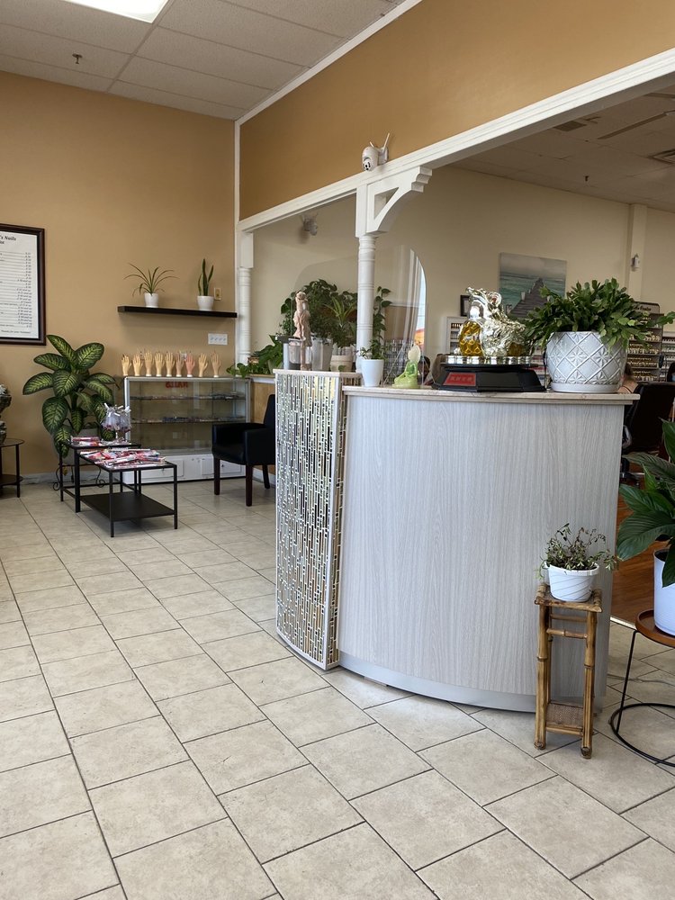 Elizabeth Nails Logo