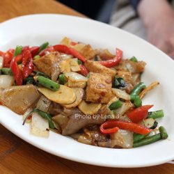 Pai Kin Kao Thai Restaurant - Small Pad Kee Mao Tofu ($13.95) - flat noodles, string beans, basil, bamboo, white onions, tomato