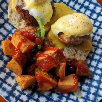 Hook'd USVI - Fried tomato eggs benedict - New American Near Me - Red Hook, Virgin Islands