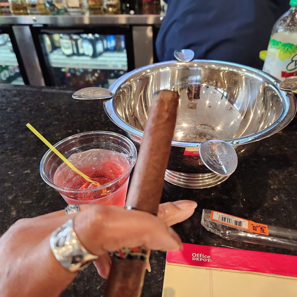 THE SMOKING DIVAS LOUNGE Updated September 2024 15905 Euclid Ave