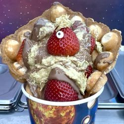 DUBAI chocolate strawberries Bubble Waffle