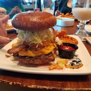 Guy Fieri's - Bacon and mac/cheese burger - American Near Me - Cancún, ROO