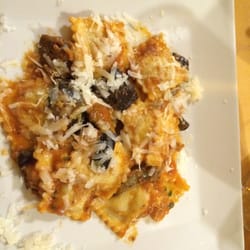 Passaparola L´Originale - Raviolis rellenos de queso de cabra con berenjenas.
