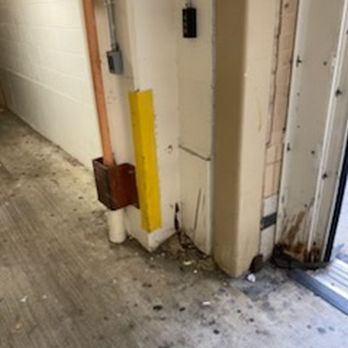 Harris Teeter - Poorly maintained entrace door. - Grocery Near Me - Vienna, Virginia