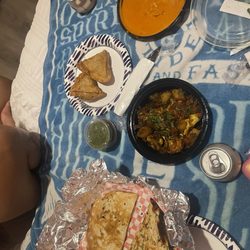 Samosa Junction - Garlic Naan, Aloo Gobi, Veggie Samosa, Butter Chicken