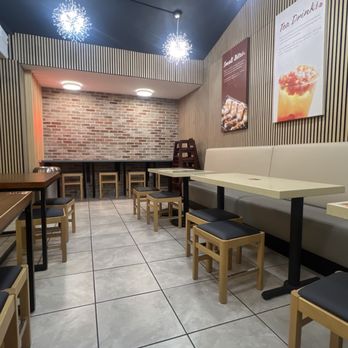 Meet Fresh - Clean dining room. - Desserts Near Me - West Covina, California