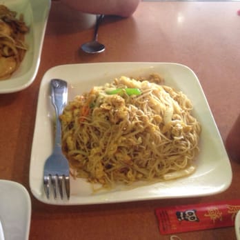 Riso Noodle House - This is a "side" of the Singapore pancit noodles. And that's a big fork! $3 side!! - Bubble Tea Near Me - Charleston, South Carolina