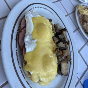 The Gazebo Restaurant - Eggs Benedict - Breakfast & Brunch Near Me - Lahaina, Hawaii