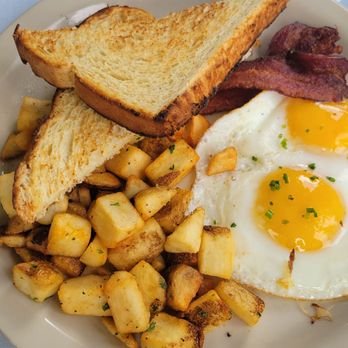 Lake Crescent Lodge - Lodge Breakfast with Bacon - Hotels Near Me - Port Angeles, Washington Lake Crescent Lodge - Lodge Breakfast with Bacon - Hotels Near Me - Port Angeles, Washington