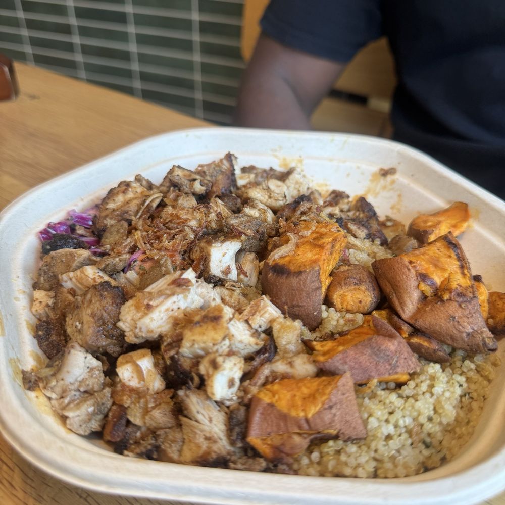 sweetgreen - Healthy Salads, Wraps, and Bowls - Hot Honey Chicken - Salad Near Me - Studio City, California