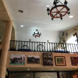 Angel y Marina - Local con dos alturas. En la superior un amplio salón comedor donde poder realizar reservas. Y en la planta inferior mesas y la barra
