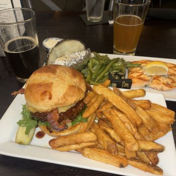 Black Dog Bar & Grille - American Near Me - Putnam, Connecticut
