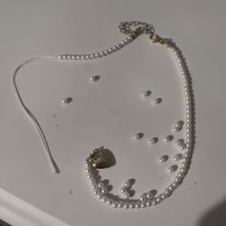 H&M - 2nd time buying this necklace and it breaks within 3 days
