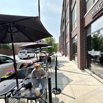 Magnifico Coffee Roasters - Outdoor seating with a water bowl for dogs - Coffee & Tea Near Me - Chicago, Illinois