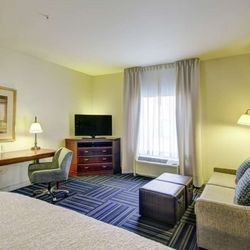 Hampton Inn & Suites Alexandria - Guest room
