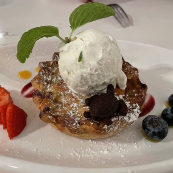Honu Oceanside - Pineapple pie with vanilla ice cream! - Seafood Near Me - Lahaina, Hawaii