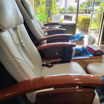 Queen's Nails & Spa - Massage chairs - Nail Salons Near Me - Kihei, Hawaii