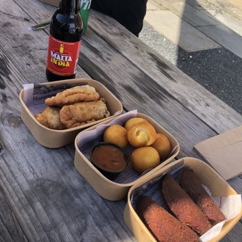 LOTE 787 - Empanadilla de pollo, sorullos con queso y salsa de guayaba y alcapurrias - Food Trucks Near Me - Baltimore, Maryland